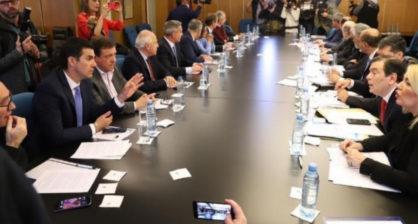 El Gobierno le pide a la Corte Suprema discutir con gobernadores la quita al IVA y Ganancias