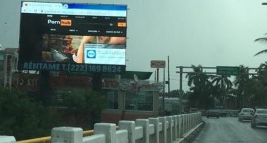  Hackearon un cartel publicitario y pasaron una película porno