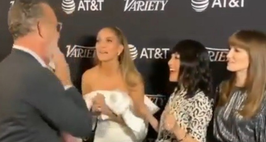 Tom Hanks se limpió la mejilla después de saludar a Jennifer López y lo destrozaron en las redes