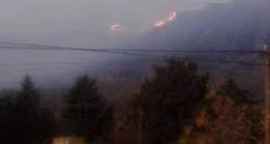 Incendio se expande y amenaza línea eléctrica