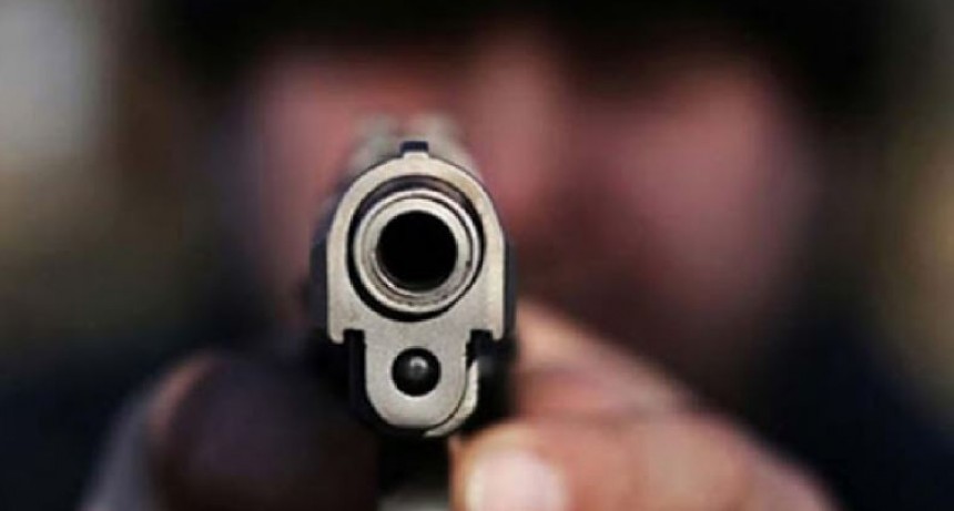 A punta de pistola, le robaron en la parada del colectivo