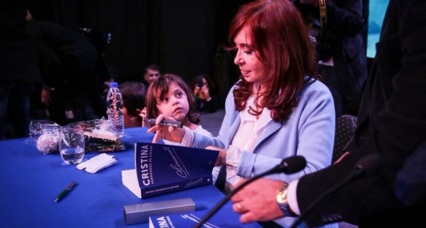 Cristina Kirchner regresó de Cuba y retomará la campaña electoral