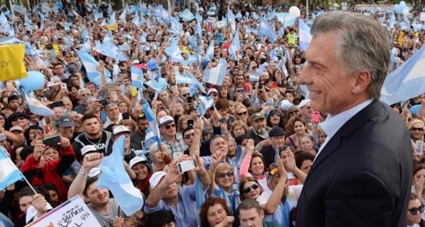 Pese al calor, una multitud acompañó al Presidente