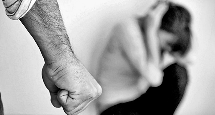 Estaba siendo golpeada y se tiró del auto en movimiento para escapar