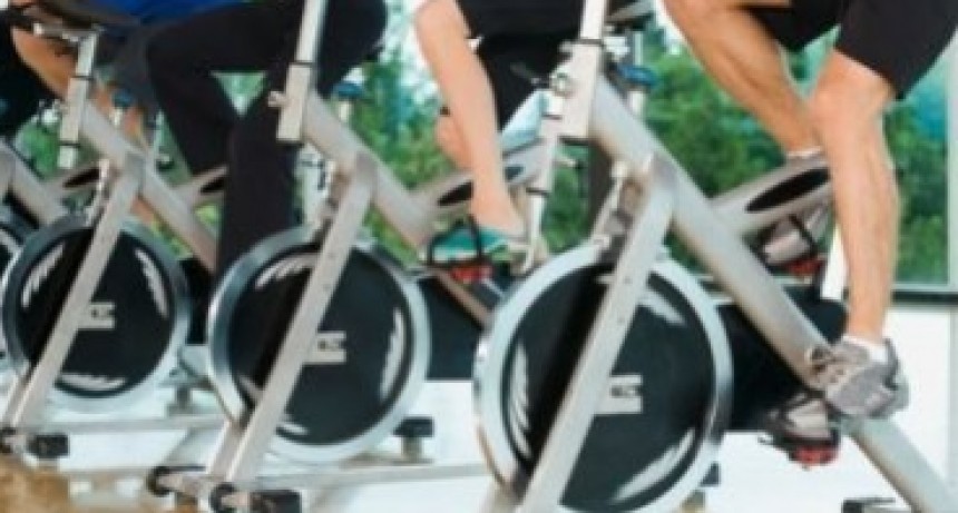 Pequeño perdido varios deditos de su mano al introducirlos en una bicicleta fija