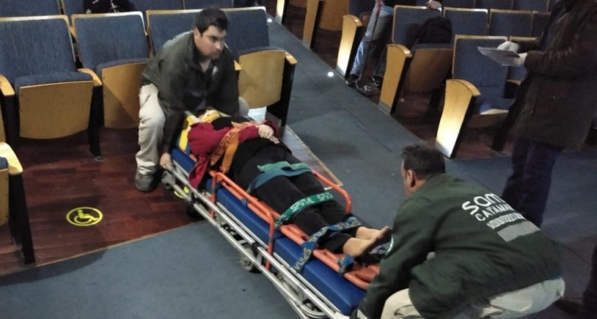 Accidente en el Cine Teatro Catamarca: Docente tropezó y cayó en la fosa