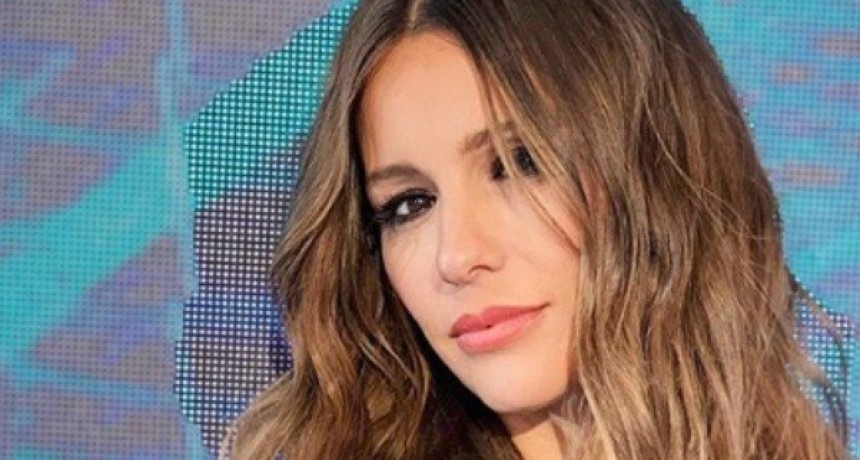 El look más brillante de Pampita: botas, mini vestido transparente y anillo de compromiso