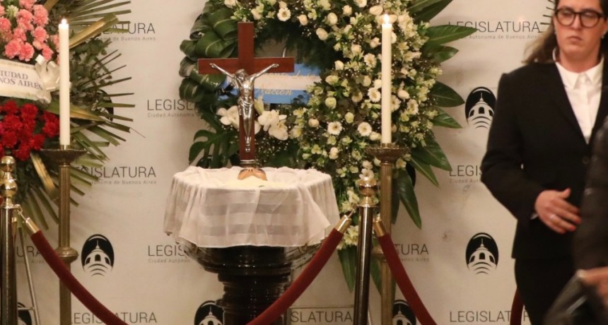 Familiares y amigos le dan el último adiós a Cacho Castaña en la Legislatura porteña