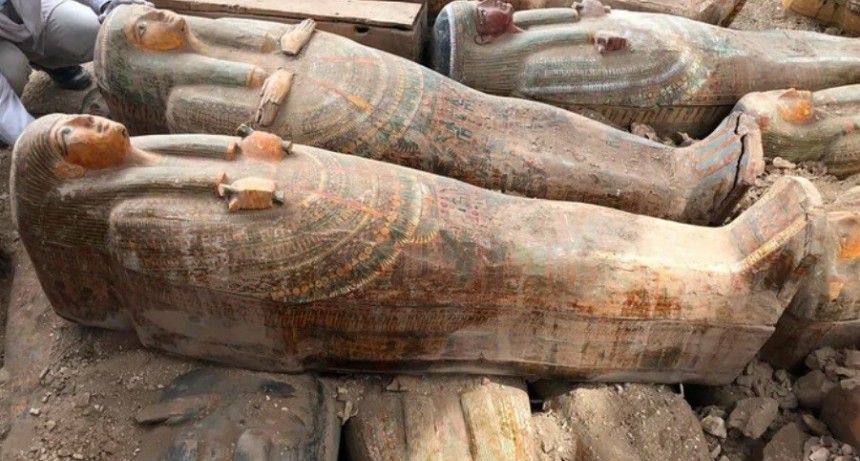 El mayor descubrimiento en años:  hallaron 20 féretros de madera en Egipto y están en perfecto estado