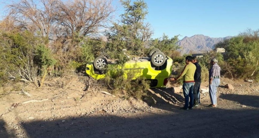 Tremendo vuelco del automóvil en el que viajaba una familia en Fiambalá