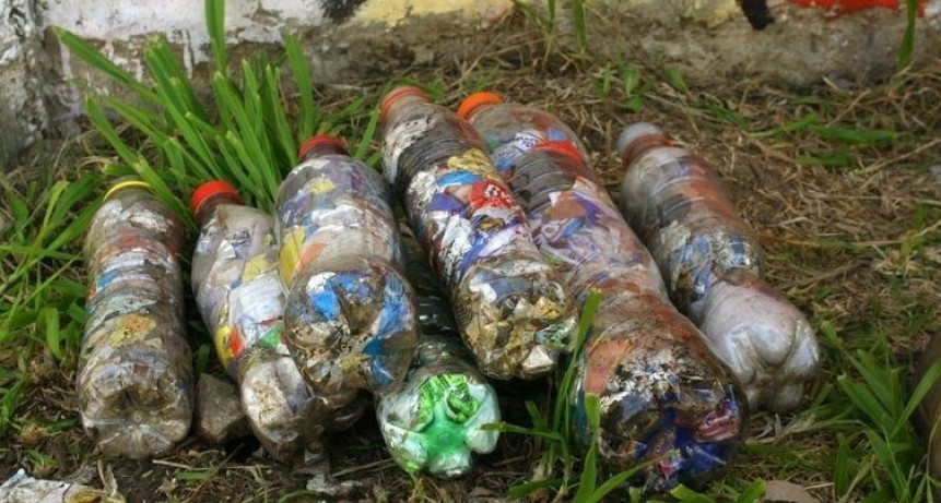 Esta ONG dona muebles hechos con plásticos de un solo uso