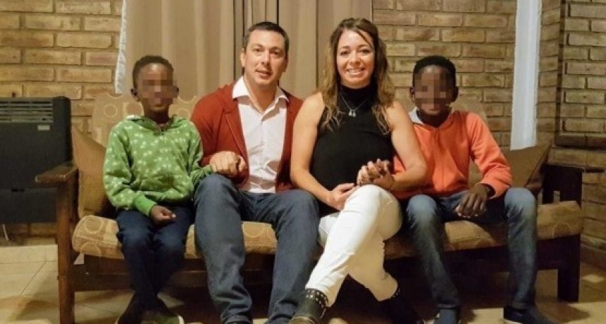 Cansada de la burocracia argentina, una pareja mendocina adoptó dos niños africanos