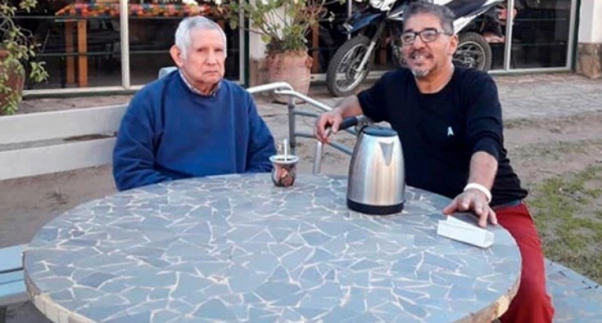 Visitó un hogar para ancianos, vio la tristeza de aquellos que no recibían visitas y creó un programa para  adoptarlos que se volvió viral