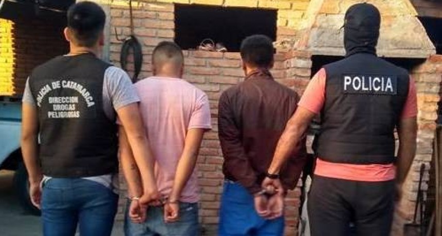 Desbaratan puntos de venta de drogas y detienen a tres personas en Santa María