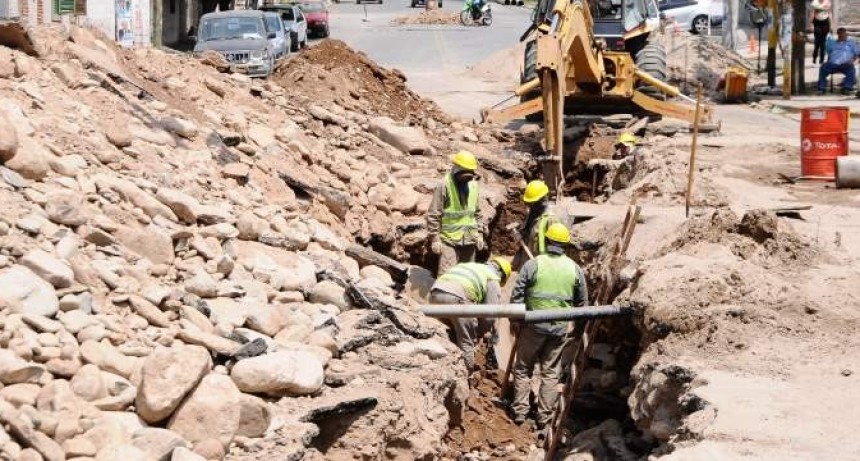 Comerciantes preocupados por una obra de agua en avenida Güemes Oeste