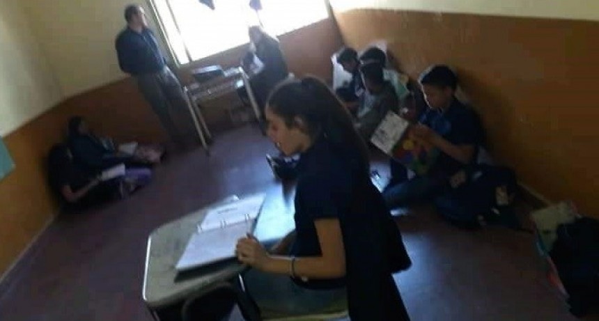 Lamentable: chicos toman clases en el piso por falta de sillas en Tinogasta