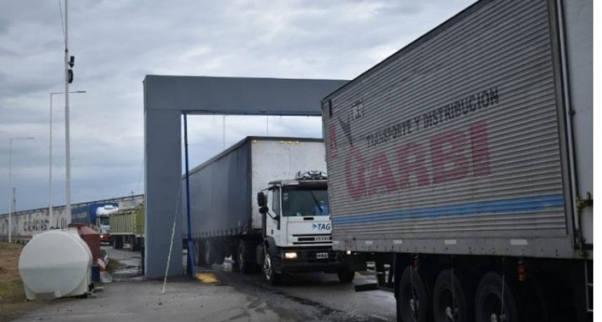 Chofer de un camión dejo abandonado el mismo para participar de una reunión privada