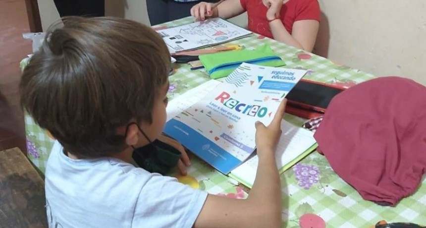 Educación entregó material de apoyo escolar en localidades de Ambato