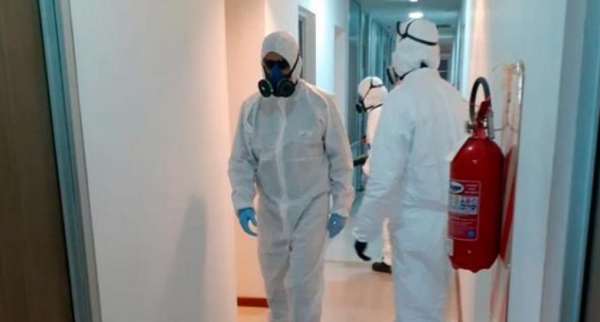 Descubren, tras velarlo a cajón abierto, que era covid positivo