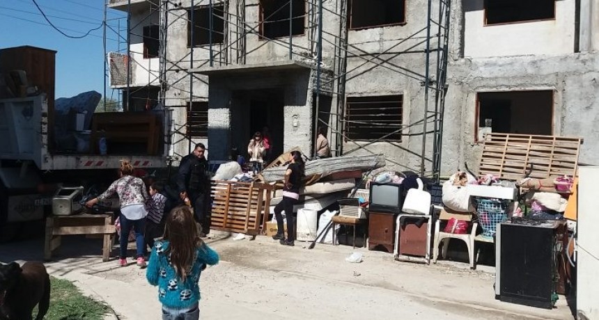 Tras una toma, Mayra Mendoza les regaló viviendas ya adjudicadas