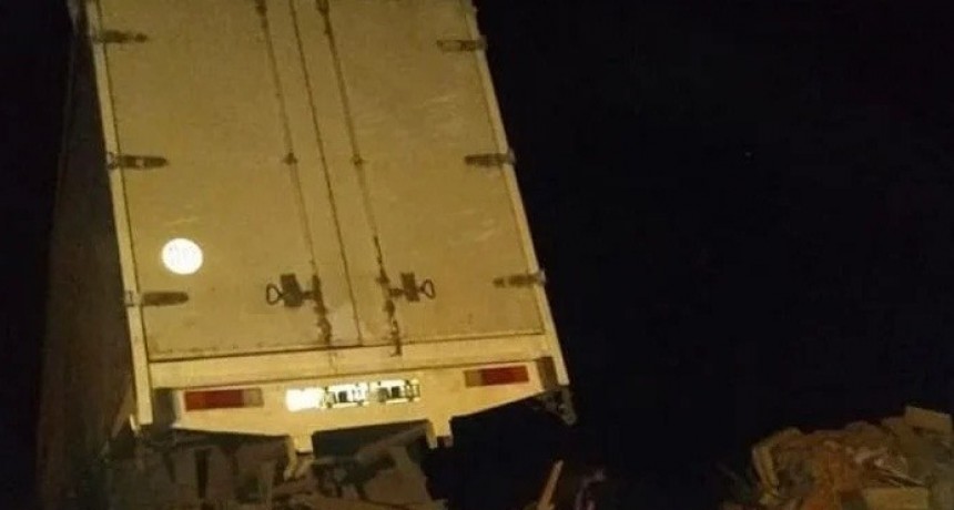 Chofer se quedó sin frenos y tuvo que saltar de su camión