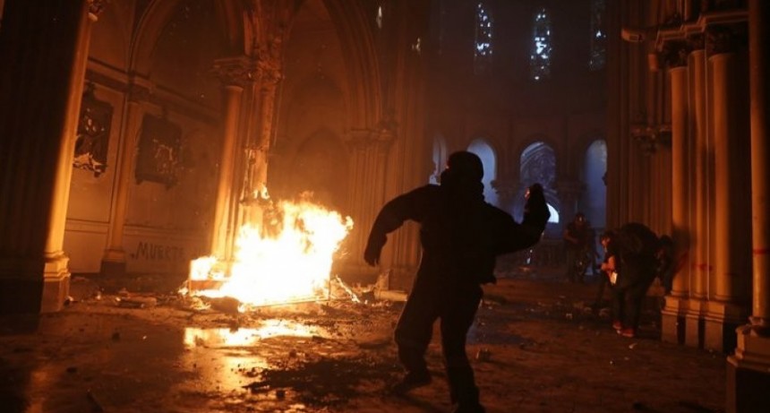 Incidentes durante las protestas en Chile: encapuchados quemaron dos iglesias y se registraron varios saqueos
