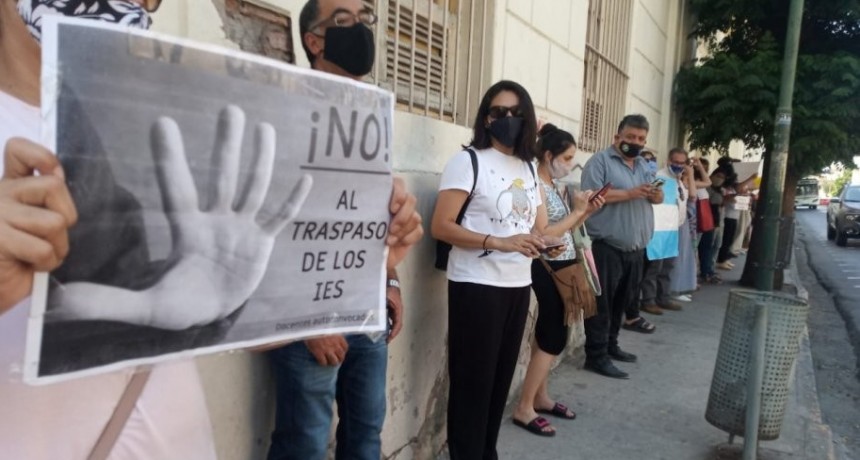 IES de la Clara J. Armstrong realizaron abrazo simbólico en rechazo al traspaso