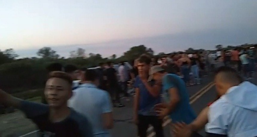 Cortaron una ruta para hacer una fiesta clandestina