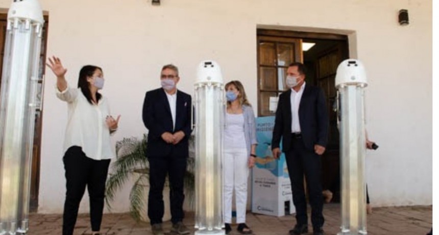 Entregan lámparas con rayos UVC para sanitizar ambientes