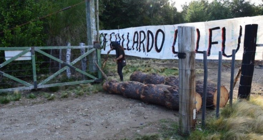 Mapuches que usurpaban El Foyel atacaron con piedras a la gobernadora de Río Negro