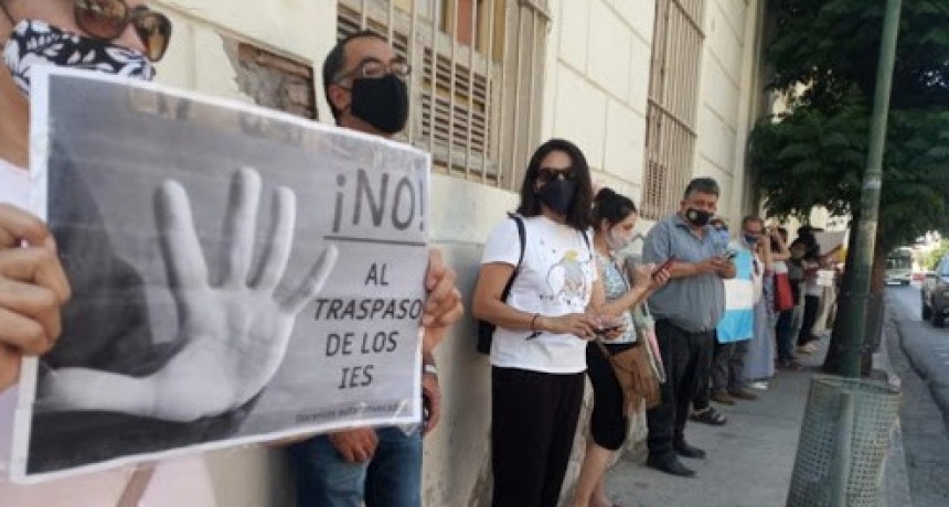 Continúa la polémica:  Se eliminarían tres carreras en el IES Clara J. Armstrong