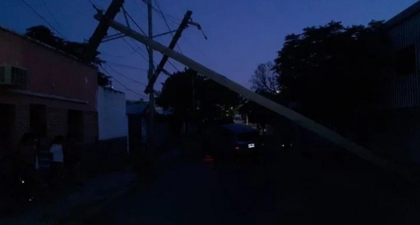 Automovilista tiró tres postes y dejó sin luz a la zona centro de la ciudad