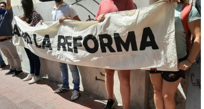 Segundo abrazo simbólico al IES Clara J. Armstrong