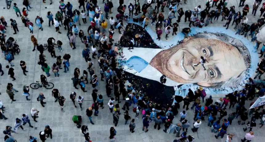Nueva polémica: pintaron un retrato gigante de Néstor Kirchner en Plaza de Mayo