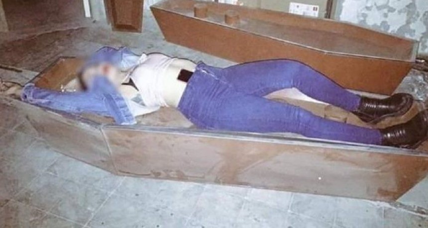 Perfecto para Halloween: organizaron una fiesta clandestina en una fábrica de ataúdes