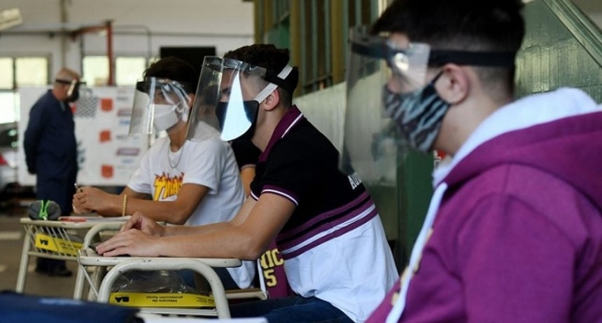 El ciclo lectivo para alumnos de último año de secundaria podrá extenderse hasta abril de 2021