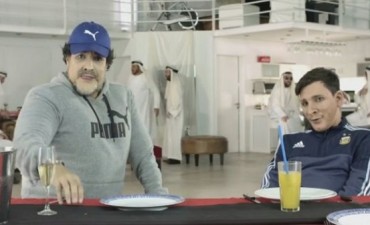 A reírse: Maradona le enseña el himno argentino a Messi 
