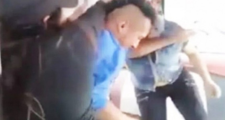 Cacheteo a su hijo cuando descubri&oacute; que era el ladr&oacute;n que intentaba robar en el colectivo que ella viajaba