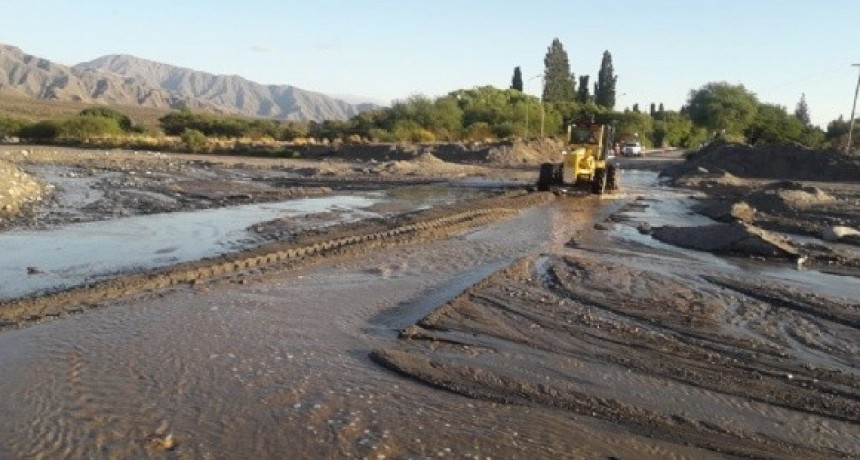 Despejan caminos en Santa Mar&iacute;a tras la intensa lluvia