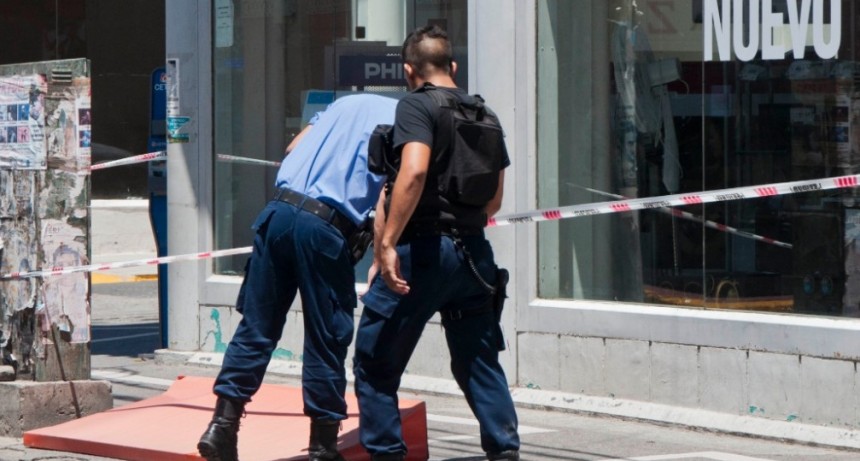 Se desplom&oacute; un cartel y cay&oacute; sobre la cabeza de peat&oacute;n debido al fuerte viento