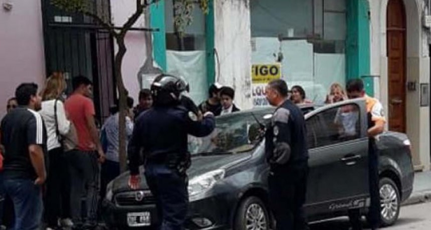 INDIGNANTE: Fue a hacer tr&aacute;mites, dej&oacute; a sus hijos encerrados en el auto y la gente lo escrach&oacute;