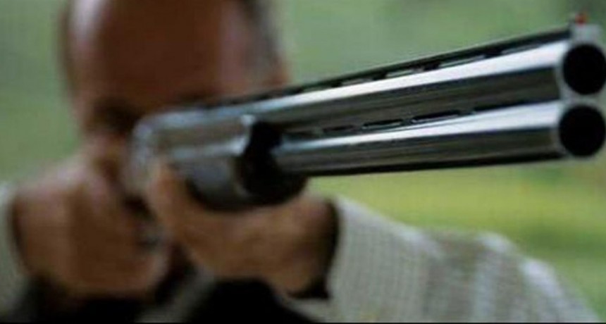 Tras discutir con su vecino le disparo con su escopeta