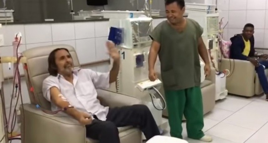 Bailan al ritmo de Ulises mientras se dializan en Laboulaye