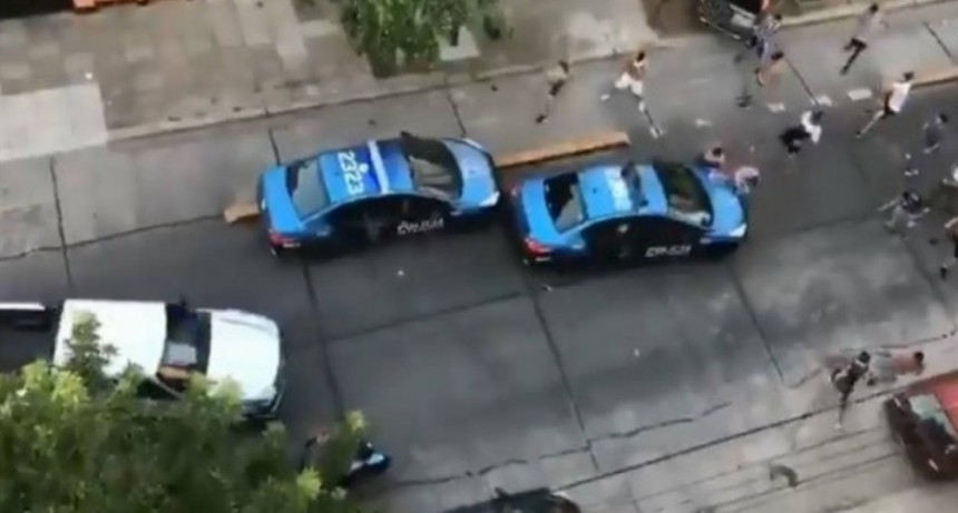 Feroz ataque de la barra de All Boys contra la polic&iacute;a