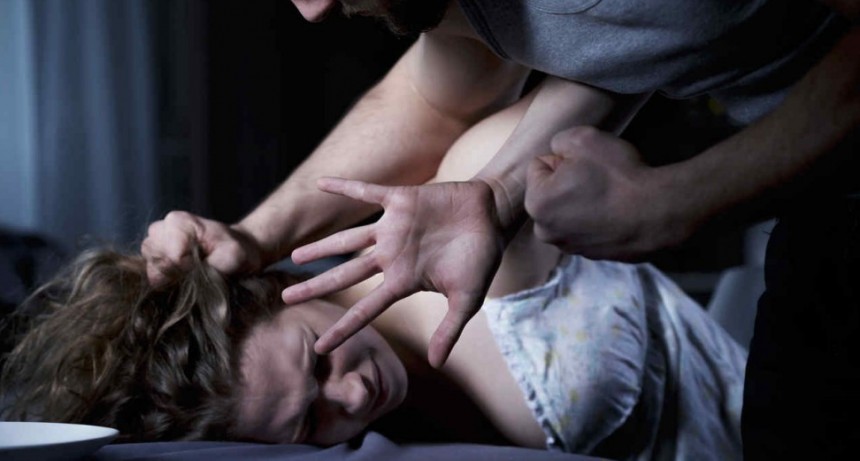 Como se neg&oacute; a pasarles su n&uacute;mero de tel&eacute;fono y perfil de Facebook la violaron entre cuatro