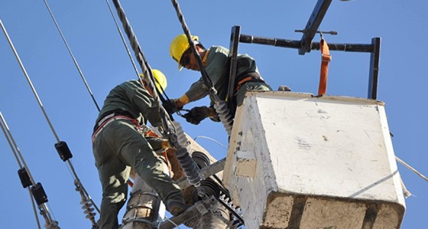 Fueron  a cortar el suministro el&eacute;ctrico y fueron apedreados
