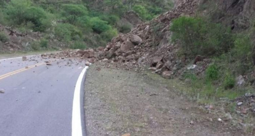 Por derrumbes transitar con precauci&oacute;n por La C&eacute;bila