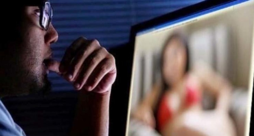 La extorsiona con publicar fotos suyas en las redes si no vuelve con el 