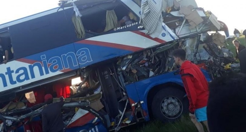Trágico choque entre un colectivo y un camión: hay cuatro muertos