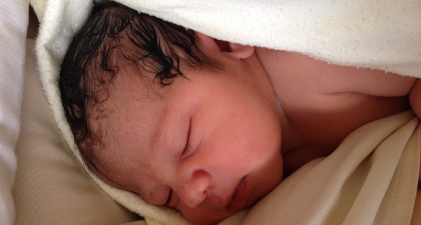 Nació en el baño de una estación de servicio y la abandonaron